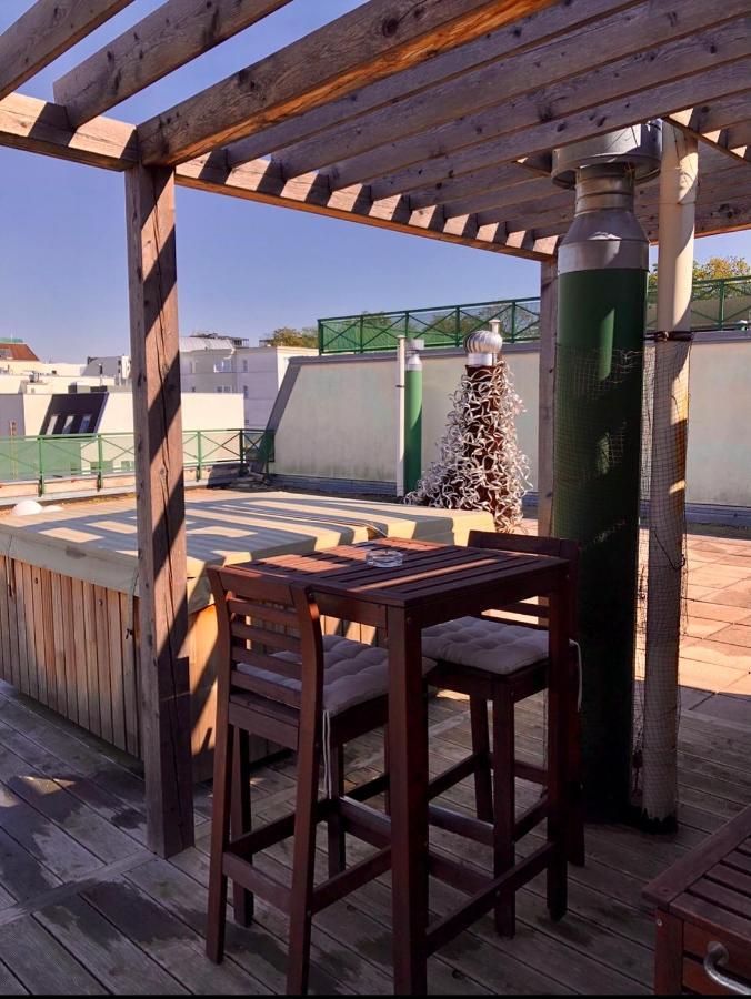 Romantic Studio With Jacuzzi Прага Экстерьер фото