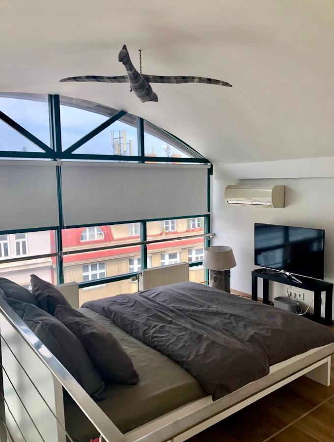 Romantic Studio With Jacuzzi Прага Экстерьер фото