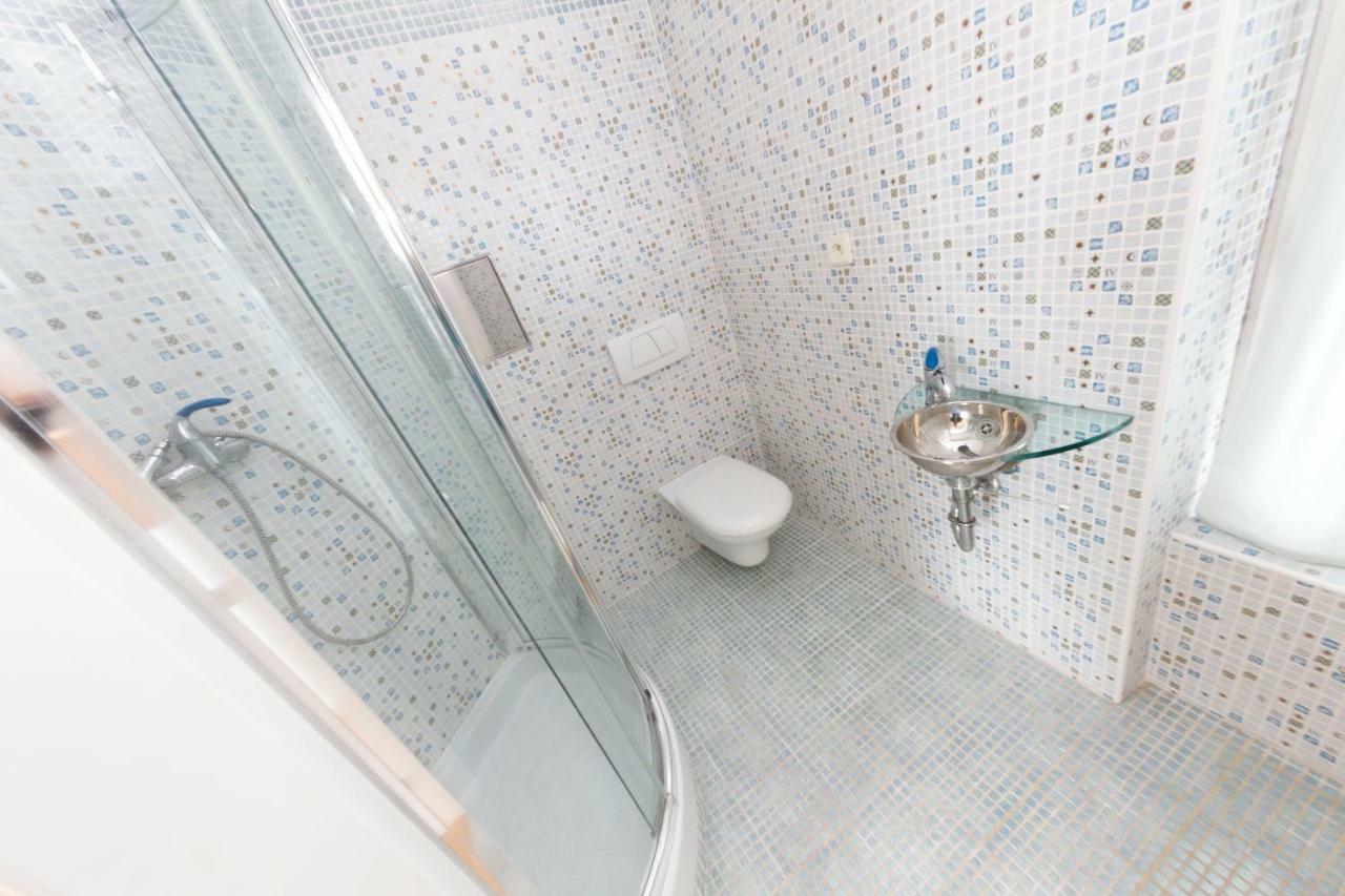 Romantic Studio With Jacuzzi Прага Экстерьер фото