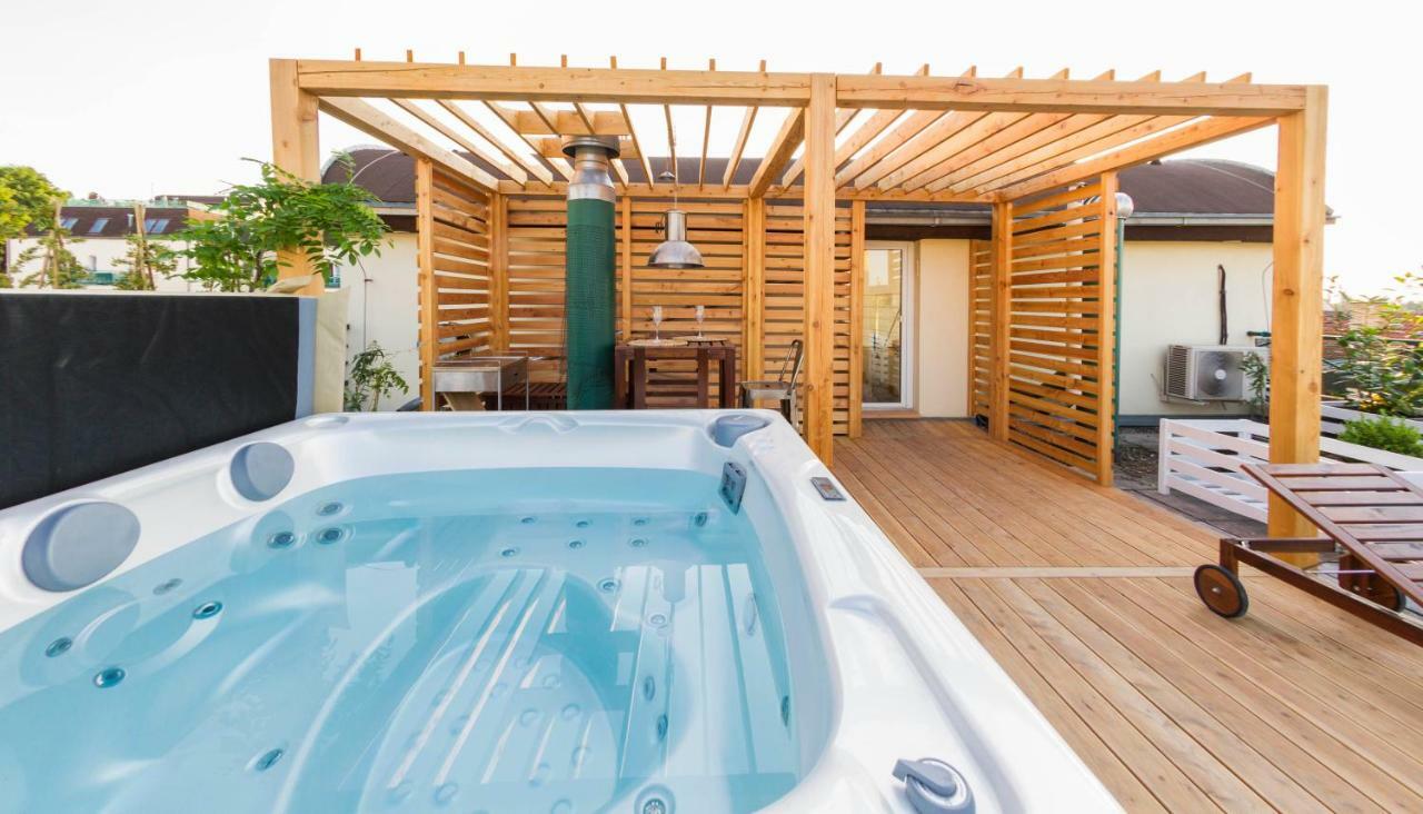 Romantic Studio With Jacuzzi Прага Экстерьер фото